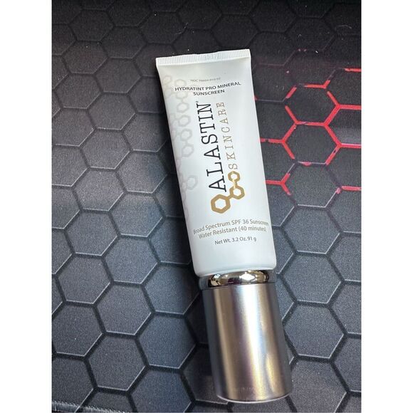 ALASTIN Skincare HydraTint Pro Mineral Broad Spectrum Sunscreen SPF 36 3.2oz - Picture 1 of 4